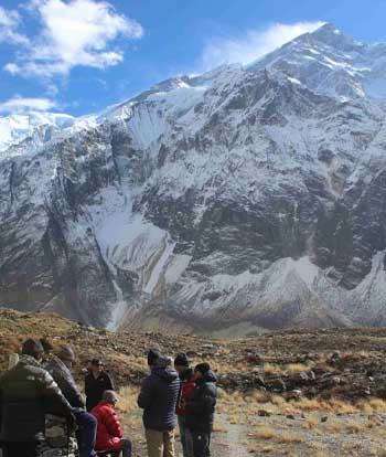 Personas al pie de una montaña nevada