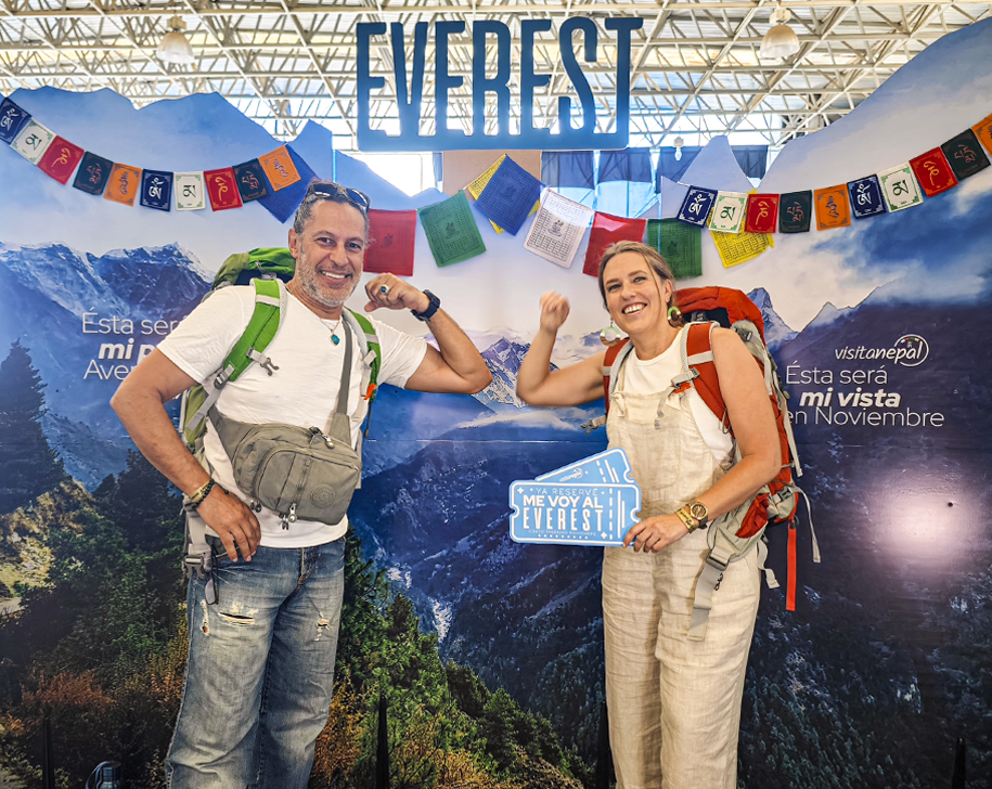 Juan Carlos Sotomayor en una presentación de Visitanepalmx junto a una exhibición de Everest